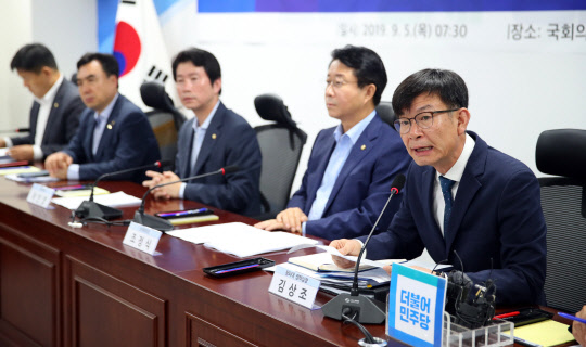 김상조 청와대 정책실장(맨오른쪽)이 5일 오전 여의도 국회 의원회관에서 열린 공정경제 하위법령 개정방안 당정협의에서 발언하고 있다. <연합뉴스>